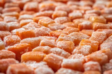 Donmuş taze havuç kübü parçaları yakın plan.