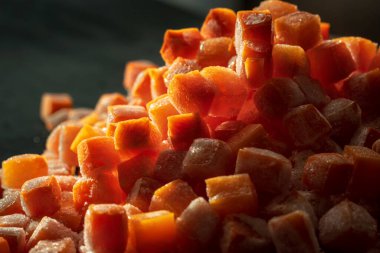 Donmuş taze havuç kübü parçaları yakın plan.