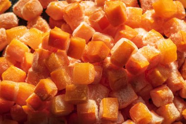 Donmuş taze havuç kübü parçaları yakın plan.