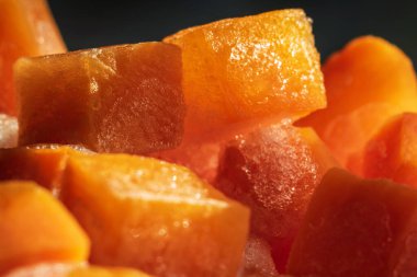 Donmuş taze havuç kübü parçaları yakın plan.