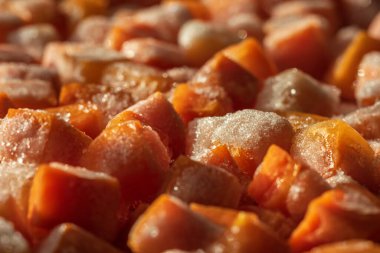 Donmuş taze havuç kübü parçaları yakın plan.