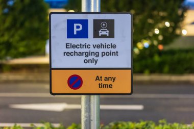 İngiltere 'de elektrikli araç şarj noktası tabelası direği