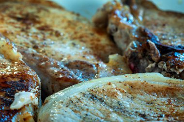 Kızarmış domuz pirzolası yakın plan.