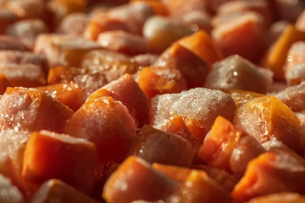 Donmuş taze havuç kübü parçaları yakın plan.