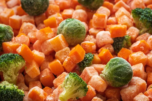 Cenouras congeladas brócolis e pedaços de broto de brussel close-up fundo — Fotografia de Stock
