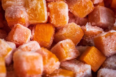 Donmuş taze havuç kübü parçaları yakın plan..