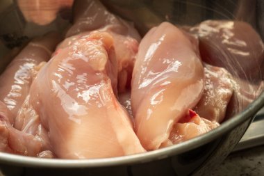 Çiğ tavuk göğsü fileto arka planı yakın plan.