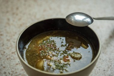 Kapalı tabakta yeşil kuş çorbası..