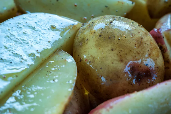 Frische Rohe Kartoffelkeile Mit Und Gewürzen Zum Backen Nahaufnahme — Stockfoto