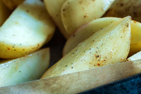 Νωπές Ακατέργαστες Πατάτες Σφήνες Αναμεμειγμένες Λάδι Και Μπαχαρικά Έτοιμες Για — Φωτογραφία Αρχείου