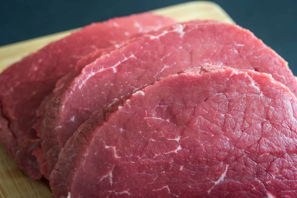 Irisan Daging Panggang Mentah Daging Sapi Kayu Memotong Papan Penutupan — Stok Foto