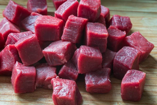 Cubes Sliced Raw Roast Beef Meat Wooden Cutting Board Closeup — Stock Photo, Image