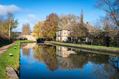 Stoke Bruerne İngiltere 'deki Canal River Day Manzarası.