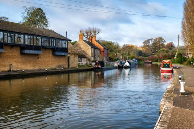 Stoke Bruerne İngiltere 'deki Canal River Day Manzarası.