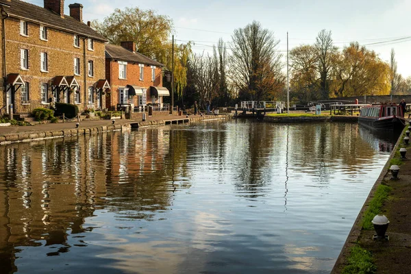Stoke Bruerne İngiltere 'deki Canal River Day Manzarası.