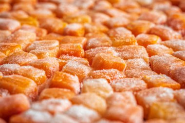 Donmuş taze havuç kübü parçaları yakın plan.