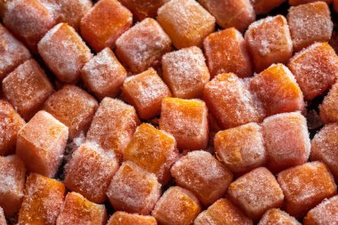 Donmuş taze havuç kübü parçaları yakın plan.