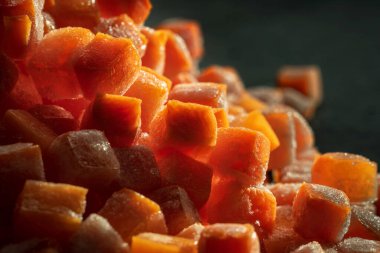 Donmuş taze havuç kübü parçaları yakın plan.