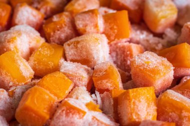 Donmuş taze havuç kübü parçaları yakın plan.