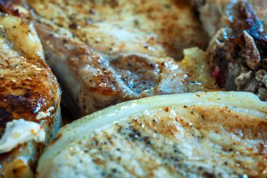 Kızarmış domuz pirzolası yakın plan.