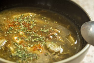 Kapalı tabakta yeşil kuş çorbası.