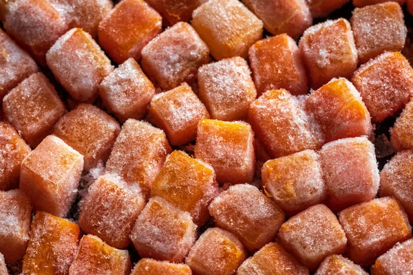 Donmuş taze havuç kübü parçaları yakın plan.