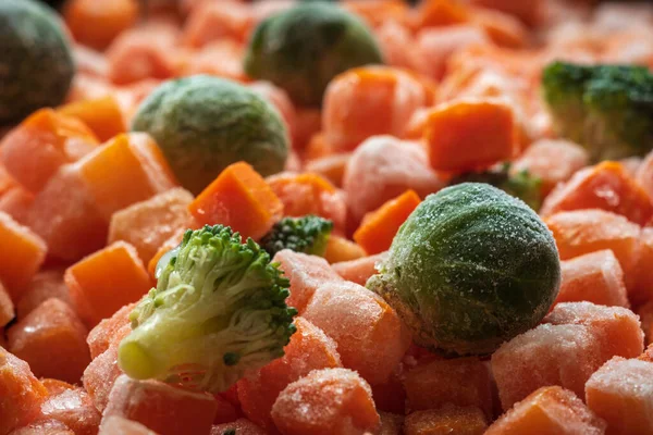 Cenouras congeladas brócolis e pedaços de broto de brussel close-up fundo — Fotografia de Stock