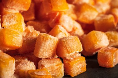 Donmuş taze havuç kübü parçaları yakın plan.