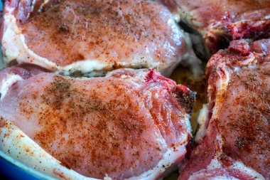 Taze çiğ domuz pirzolası yakın plan kızartılıyor.