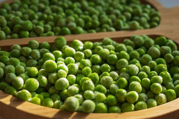 木の板の上の冷凍霜の緑のエンドウ豆の閉鎖 — ストック写真