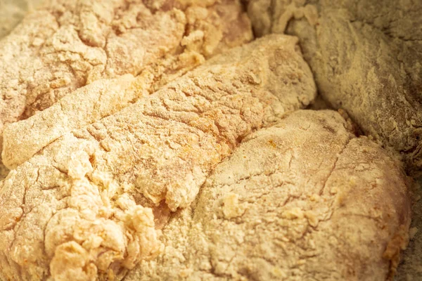 Nyers csirkemell filé liszt sütés fedett közelkép — Stock Fotó