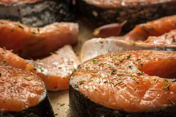 Сирі філе лосося з травами та спеціями на випічці — стокове фото
