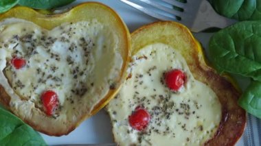 Sevgililer günü kalp şeklinde balkabağı dilimleri tabakta omlet