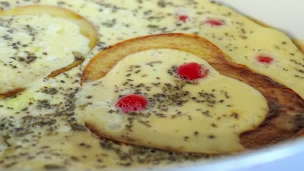 Fette di zucca a forma di cuore di San Valentino frittura frittata sulla padella — Video Stock