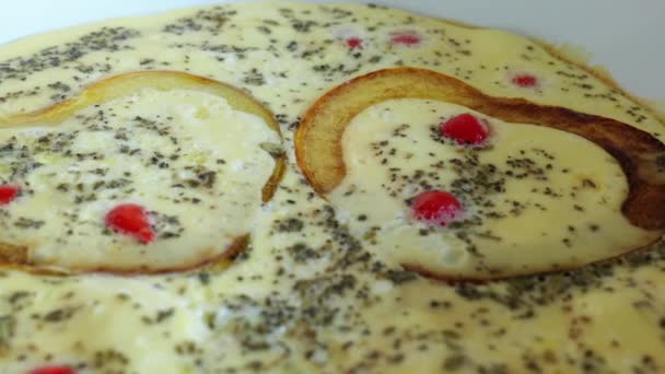 Valentine herzförmige Kürbisscheiben Omelett auf Pfanne braten — Stockvideo