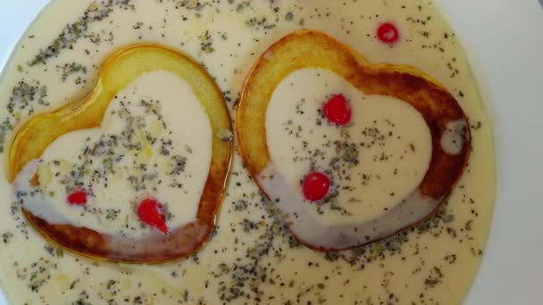 San Valentín corazón forma calabaza rebanadas tortilla freír en la sartén — Vídeos de Stock
