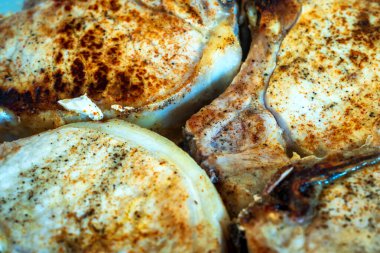 Kızarmış domuz pirzolası yakın plan.