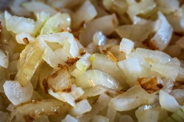 Tavada kızartılmış beyaz soğan.