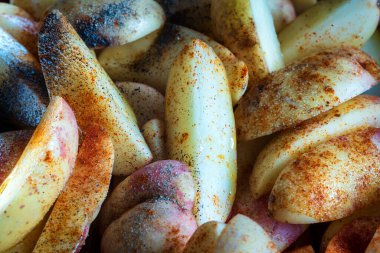 Olgun çiğ patatesler baharatlı arka planda yakın plan çekimleri