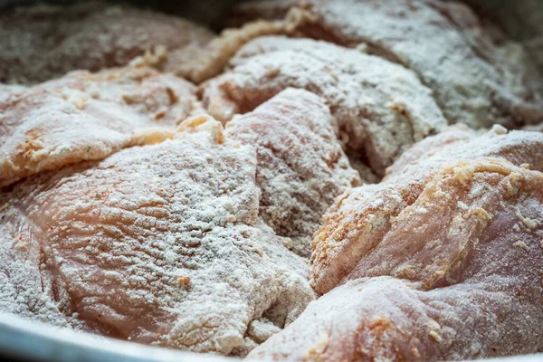 Farinha de filé de peito de frango cru coberto closeup — Fotografia de Stock