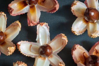 Taze liçi meyve kaydırağını kes.