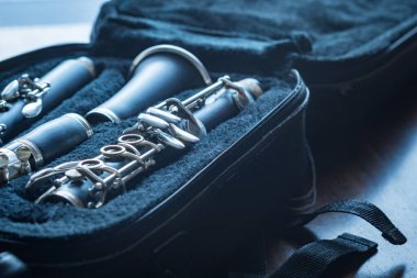 Klarnet müzik aleti depolama kutusunun içinde.