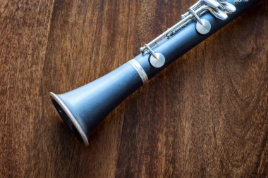 Klarnet müzik aleti ahşap masada
