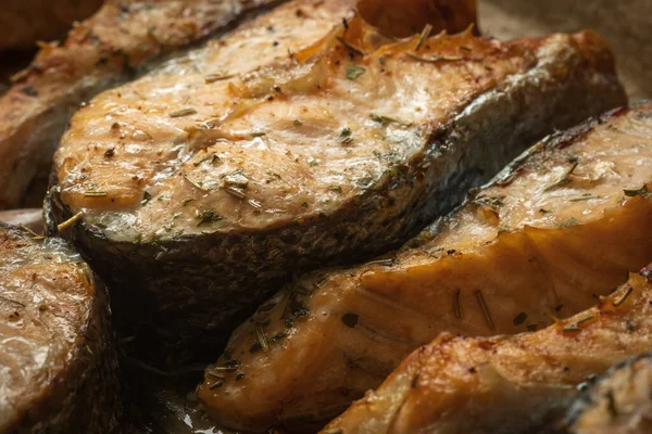 Filés de salmão cozidos na assadeira close-up — Fotografia de Stock