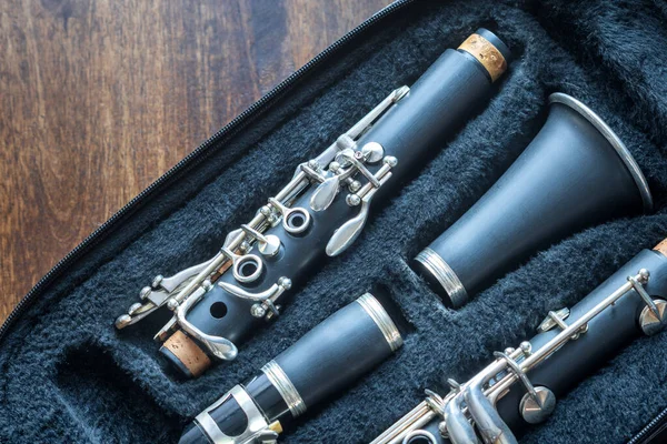 Clarinete dentro do armário de armazenamento de instrumentos musicais close-up — Fotografia de Stock