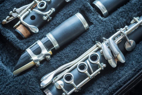 Clarinete dentro do armário de armazenamento de instrumentos musicais close-up — Fotografia de Stock
