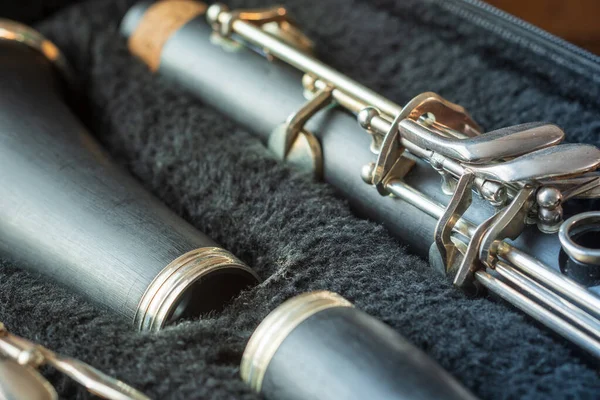 Clarinete dentro do armário de armazenamento de instrumentos musicais close-up — Fotografia de Stock
