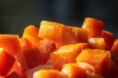 Donmuş taze havuç kübü parçaları yakın plan.