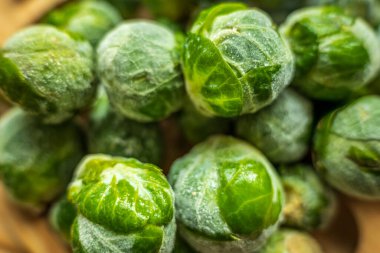 Donmuş buzlu Brüksel lahanası ahşap tabakta filizlenir.