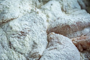 Çiğ tavuk göğsü fileto unu. Yakın plan kaplanmış.